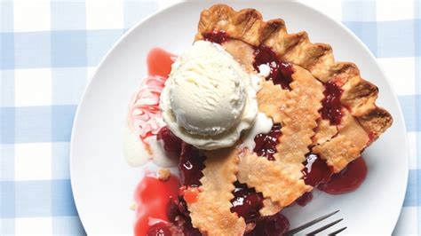 How to prevent soggy pie bottoms in fruit pies? Get a perfectly golden, flaky crust!