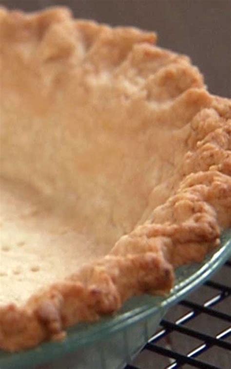 How to bake a perfectly flaky, tender pie crust for classic homemade desserts?